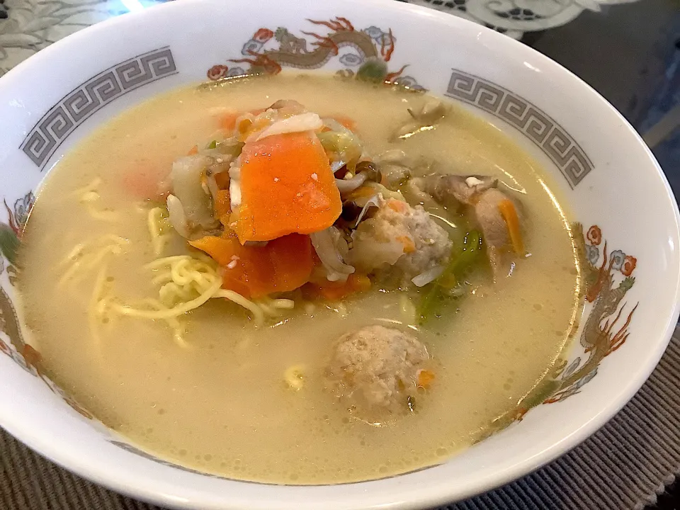 今日もなかなか寒いから具沢山ラーメン🍜|アライさんさん