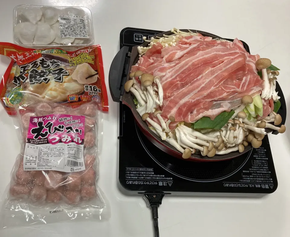 晩御飯は、みそベースの寄せ鍋。白菜1玉。えのき1株。長ネギ3本。しめじ1株。豚バラ700㌘。かさが減ってきたら、海老つみれ、水餃子を入れて〆は雑炊です(^^)|Saharaさん