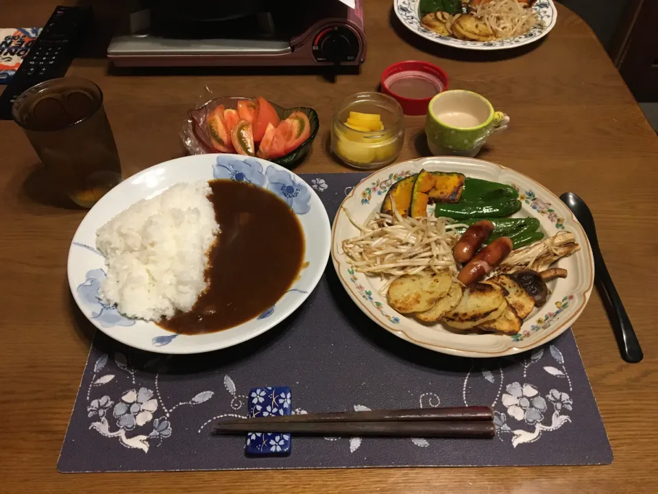 カレーライス、トッピングのフライパン焼き、トマト、沢庵、六条麦茶、森永マミーの寒天(夕飯)|enarinさん