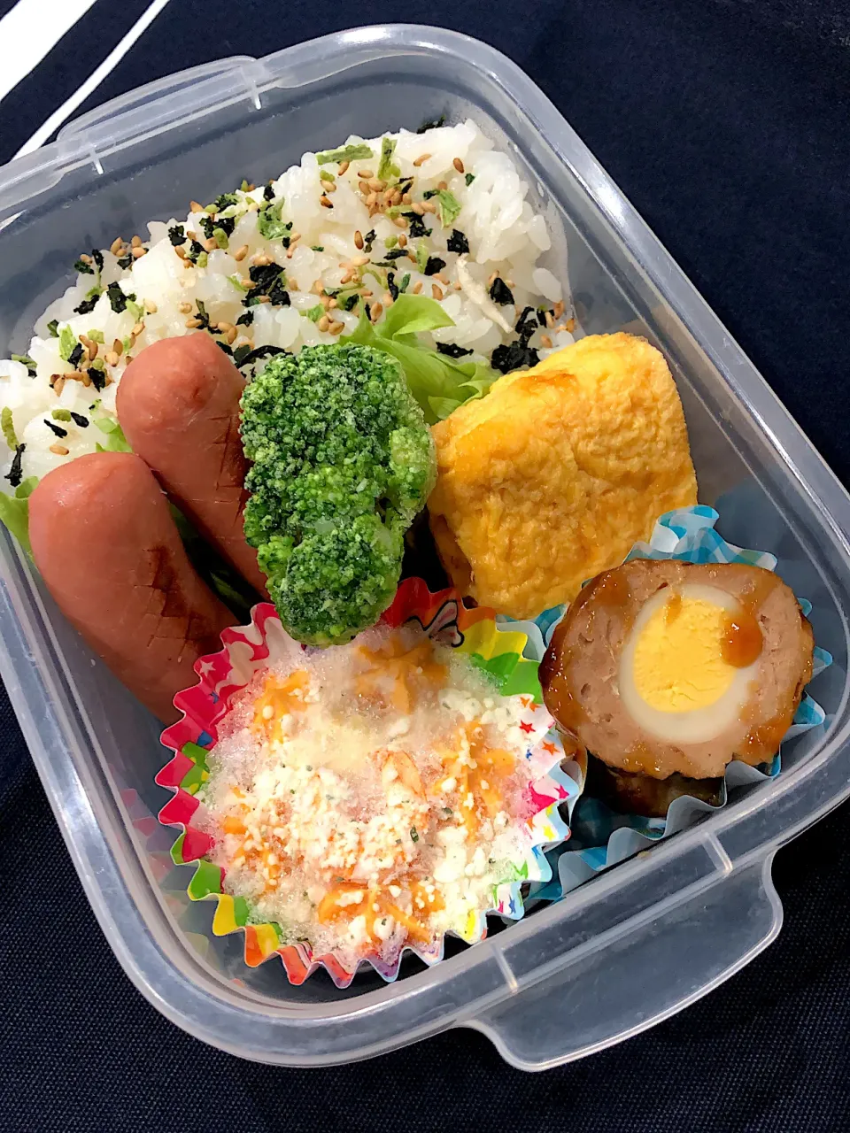 Snapdishの料理写真:わかめしらすご飯、たまご焼き、ウインナー、うずらのたまご入りミートボール、海老グラタン、ブロッコリー|きらきらさん