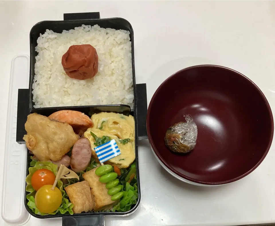 Snapdishの料理写真:パパ弁☆鮭☆葱入り卵焼き☆唐揚げ☆レモンとパセリのソーセージ☆人参とほうれん草のお浸し☆厚揚げのレンチン煮☆プチトマト☆枝豆ピック☆みそ玉|Saharaさん