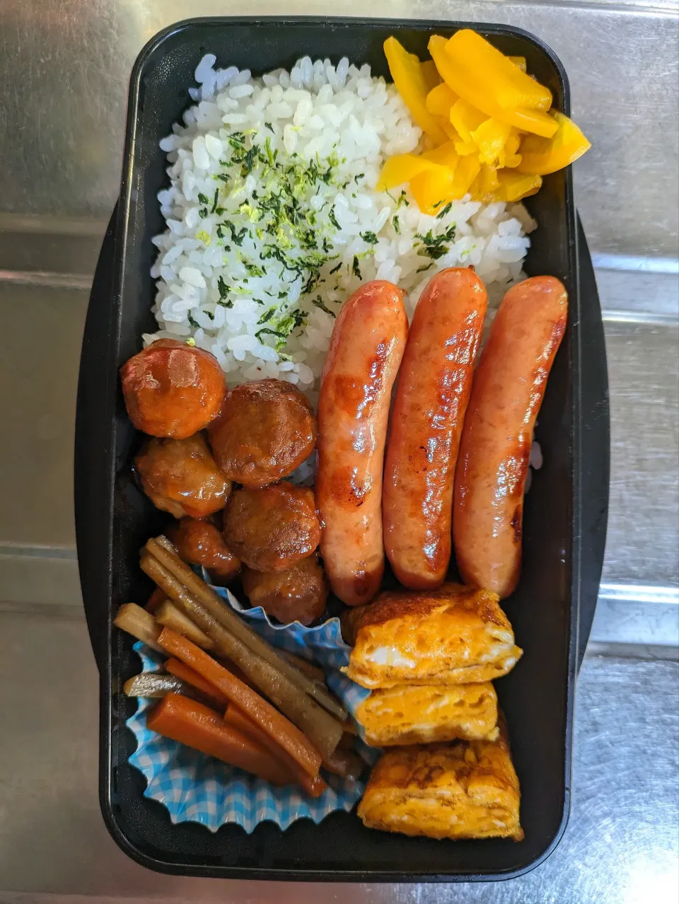 旦那弁当　2023/11/13

ミートボール
スパイシーソーセージ
玉子焼き
きんぴらごぼう|ユキヨメ♪さん