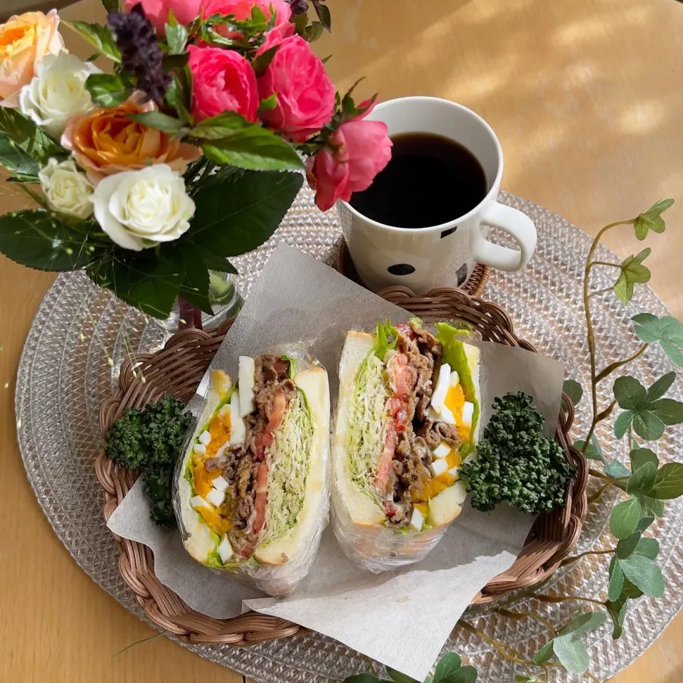 11/13❤︎和牛焼肉たまごサンド🌱✨
お弁当の残り物で…

＊ 極生北海道ミルクバター食パン
＊ 和牛焼肉
＊ 半熟たまご
＊ フリルレタス ＊キャベツ ＊トマト|Makinsさん