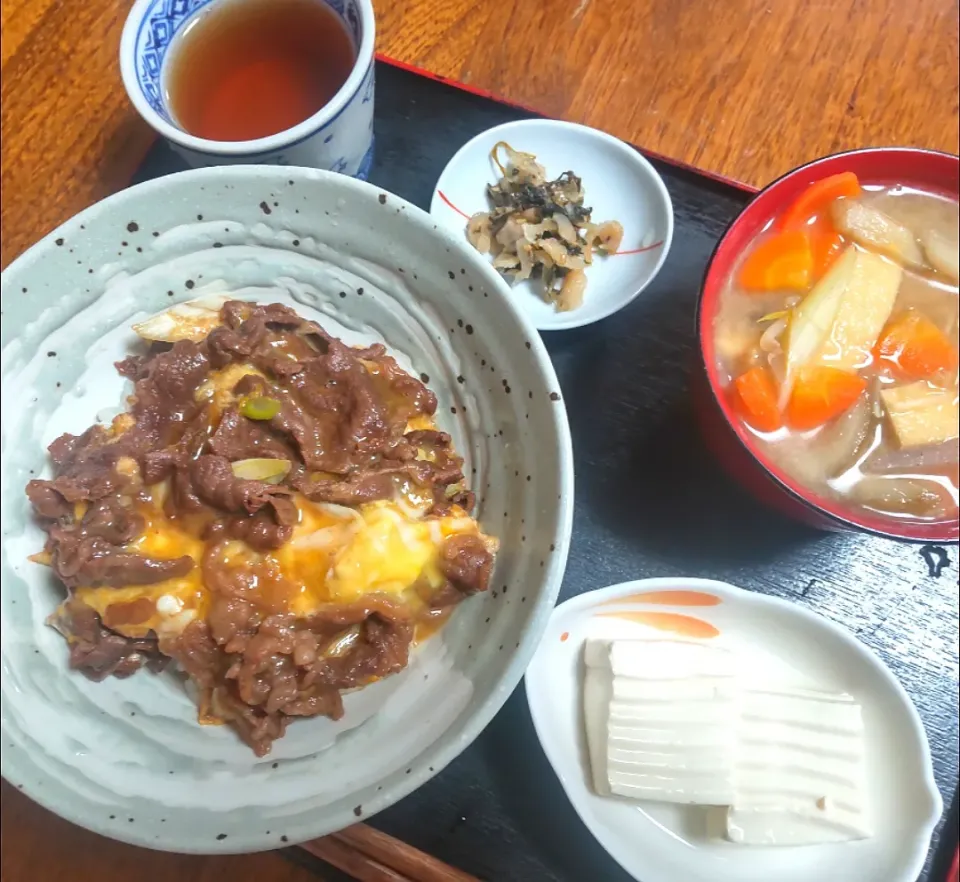 牛肉の卵とじ丼|たつかばさん