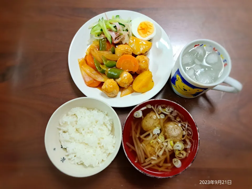 2023年9月21日の晩ご飯
肉団子の酢豚風
きゅうりともやしのナムル
つみれ汁
焼酎水割り|ソラ♂のご飯さん