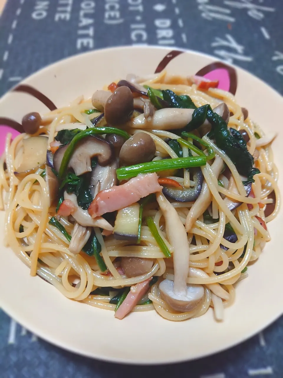 きのことベーコンとほうれん草のパスタ🍄🍄|まなみさん