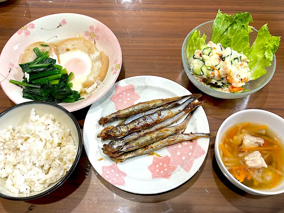 焼きししゃも　根菜と鶏もものお吸い物　フライドオニオンとベーコンのポテトサラダ　車麩とほうれん草の卵とじ|おさむん17さん