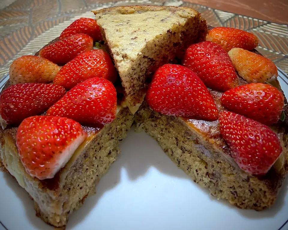 Banana cake top with strawberry|Ahnneさん