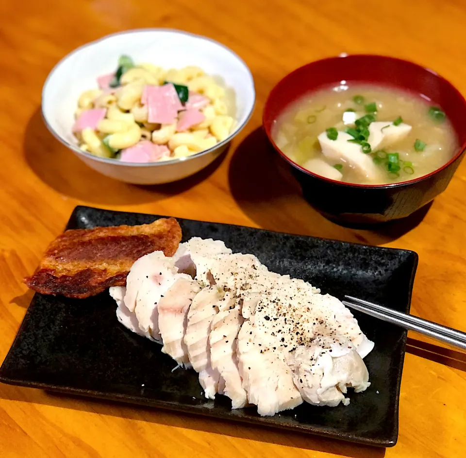 鶏ハム、パリパリ鶏皮、すいとん汁、マカロニサラダで夕飯|マユマユさん