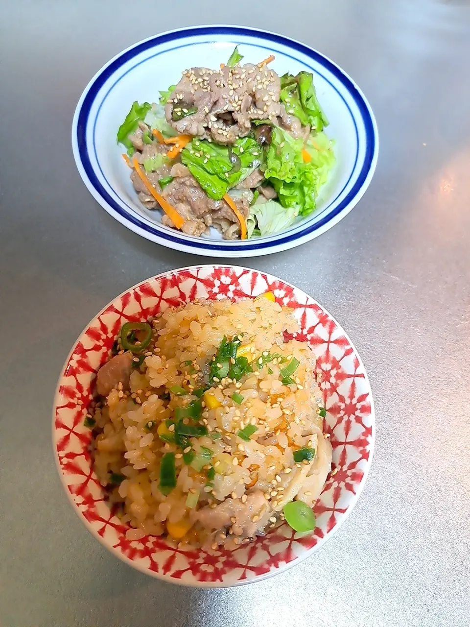 鶏肉とコーン、きのこの炊き込みご飯
焼き肉サラダ|Riapple🍎さん