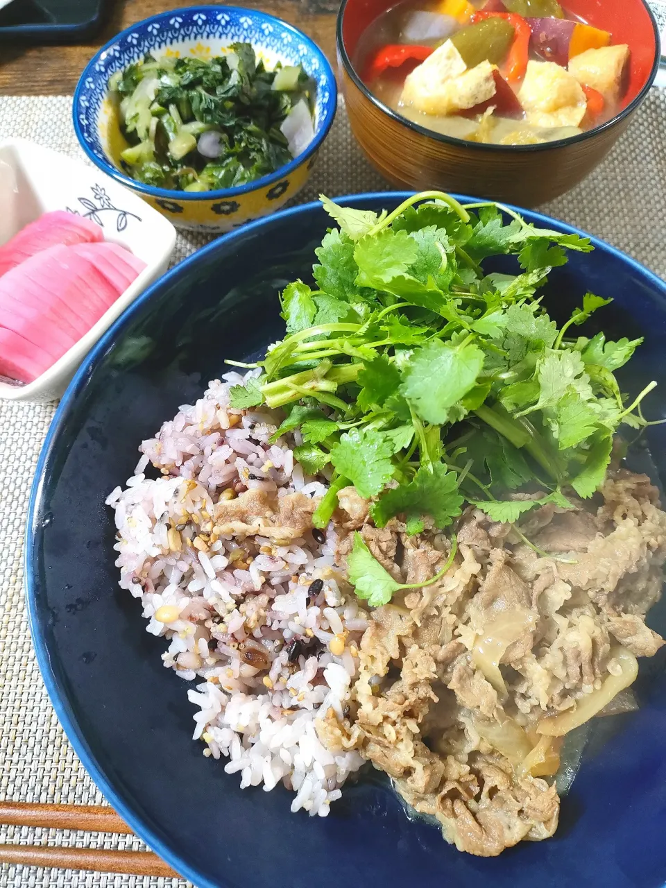 パクチー牛丼、大根ぬか漬け、
小松菜漬け物、野菜たっぷり味噌汁|坂ちゃんさん