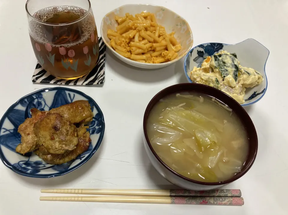 晩御飯☆タンドリーチキン☆マカロニチーズ☆南瓜のサラダ☆みそ汁（キャベツ・えのき・長ネギ）|Saharaさん