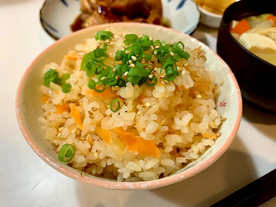 鮭カマの炊き込みご飯🐟|みんぷすさん