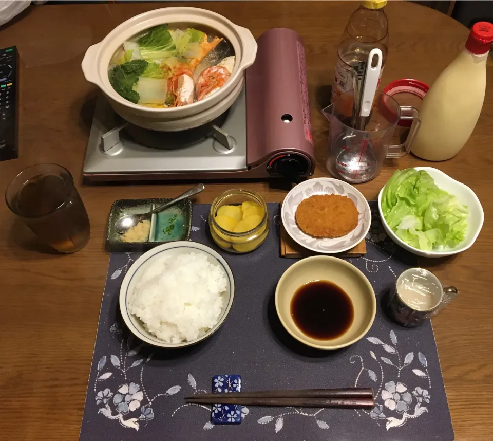 Snapdishの料理写真:ご飯、海鮮鍋、コロッケ、サラダ、沢庵、六条麦茶、森永マミーの寒天(夕飯)|enarinさん