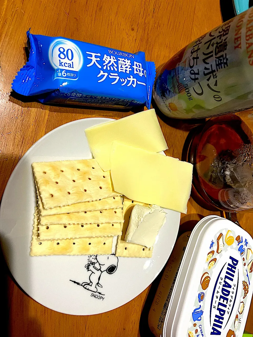 映画 スパイゲーム を観ながら #夜おやつ　バングラデシュ産はちみつ、スライスチーズ、クリームチーズ乗せクラッカー、新潟村上茶ほうじ茶|ms903さん