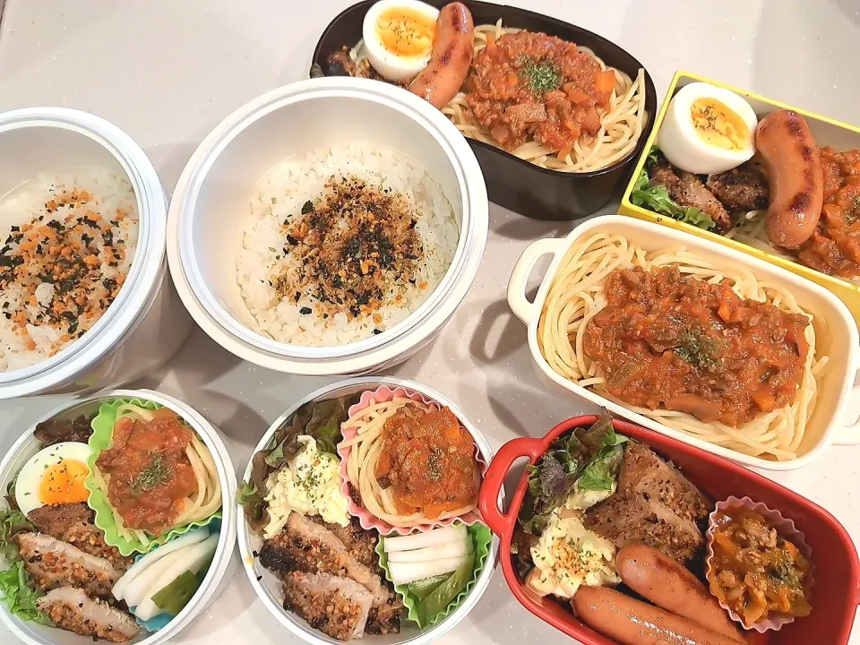 Snapdishの料理写真:高３娘と中２息子の昼弁当・豚ロースの香草焼き、ミートソーススパ、大根とキュウリの漬物、卵(娘・ゆで卵、息子・キャベツと卵のサラダ)
高３二人と中２息子の塾弁・昼と同じ。ミートソースメイン。|Sacchinさん