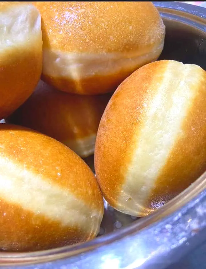 We call these "Pillow doughnuts" ... crispy on the outside, airy & fluffy inside to be fill with chocolate or vanilla cream 🍩🍩🍩🍩🍩.|MOさん
