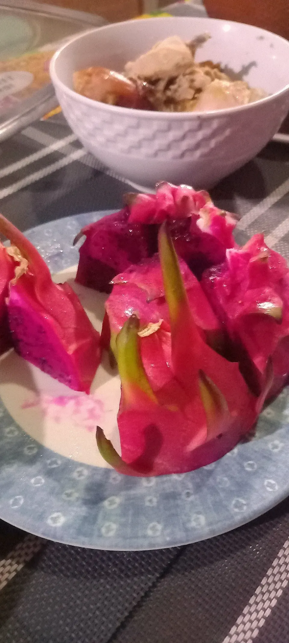 delicous dragon fruit|hansel medinaさん