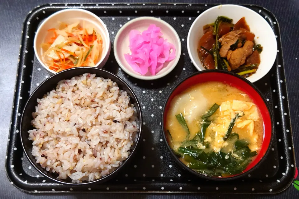 今日の朝ごはん（十六穀ごはんに鶏肉とかぶ炒め、大根さくら漬（しばざくら）、れんこんとごぼうサラダ、水餃子とニラと玉子のみそ汁）|Mars＠釜飯作り研究中さん