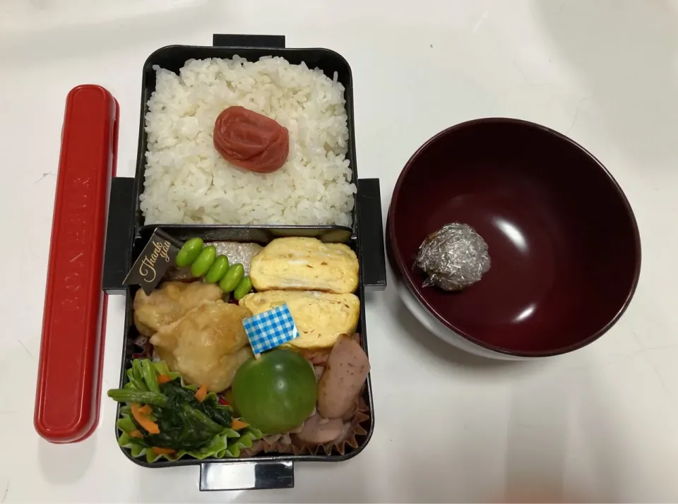 パパ弁☆鮭☆卵焼き☆枝豆ピック☆唐揚げ☆ほうれん草と人参のお浸し☆プチトマト☆パセリとレモンのソーセージ☆みそ玉|Saharaさん