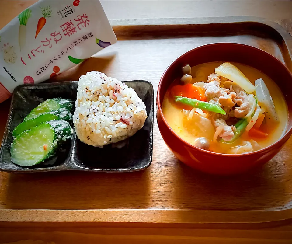 一汁一菜の朝ごはん🍙🥒🍲💭|にゃんぺこさん