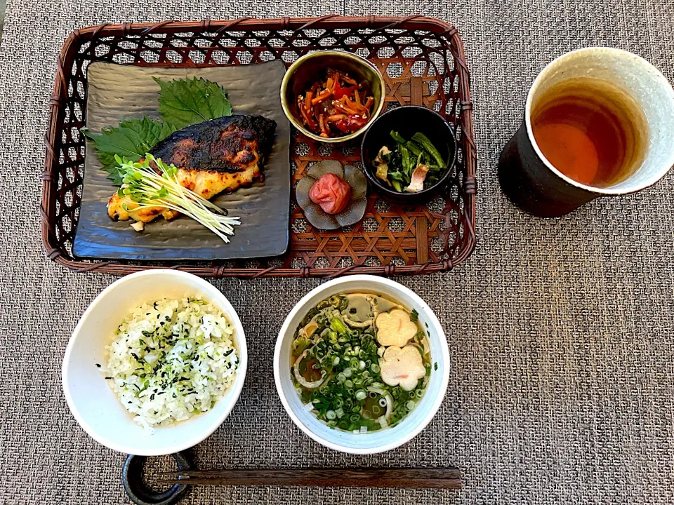 休日の朝ごはん🍚✨

⚫︎青葉ごはん
⚫︎銀だらの西京漬け
⚫︎人参と蒟蒻のきんぴら
⚫︎ほうれん草とベーコンのバターソテー
⚫︎お味噌汁
⚫︎南高梅梅干し|yokoさん