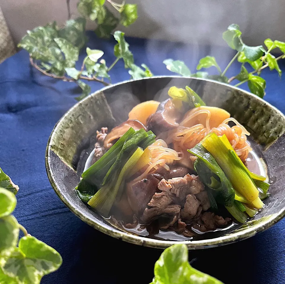 Snapdishの料理写真:🍲ほんの少し残ったすき焼きからのリメイク芋煮風煮物 アツアツ湯気トッピング♨️|Hollyさん