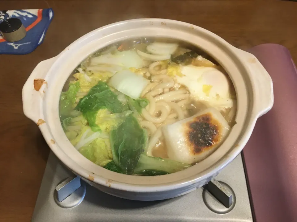 海鮮鍋焼きうどん、沢庵、熱い日本茶(昼飯)|enarinさん