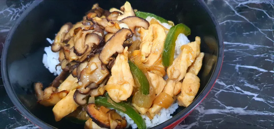 Today's late lunch 😋 yummy
garlic shiitake, chicken stirfry with yellow onions and green pepper 🍚|🌷lynnlicious🌷さん