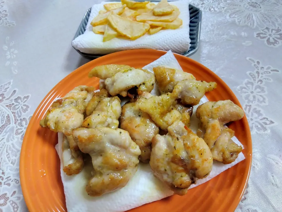 鶏肩肉揚げたのと🥔素揚げ❣
*鶏味付けは🧄チューブ、マジックソルト、
SBカレー粉少し、片栗粉、チリペッパー
オリーブ油少しで。|m.rafuさん