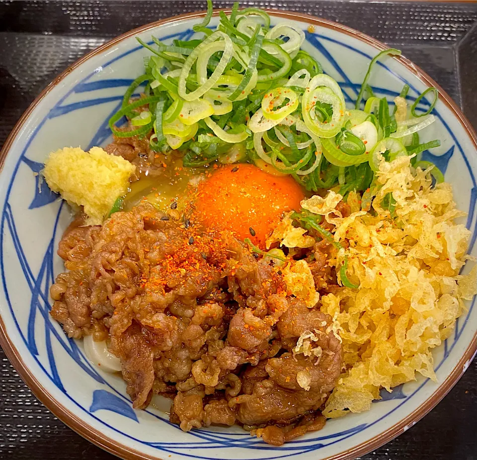 焼きたて牛すき釜玉うどん 790円|すくらんぶるえっぐさん