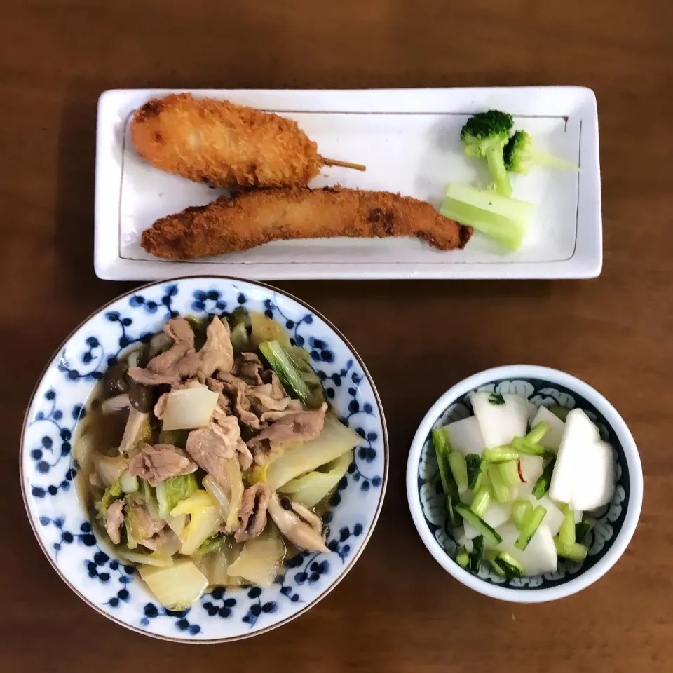 豚肉と白菜煮物、鶏団子と白菜煮物、玉ねぎとマグロ串カツ、ししゃもフライ、カブ浅漬け|みゆき🍑さん