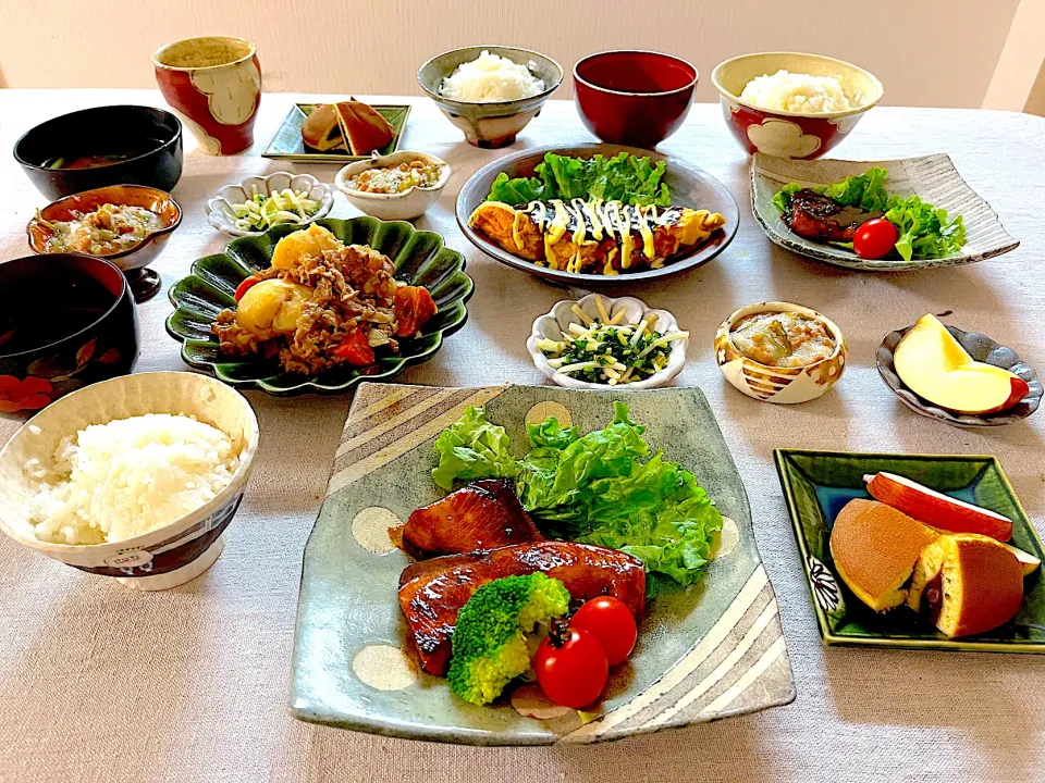 鰤の照り焼き、豚平焼き、肉じゃがの晩ごはん😋|ゆかりさん