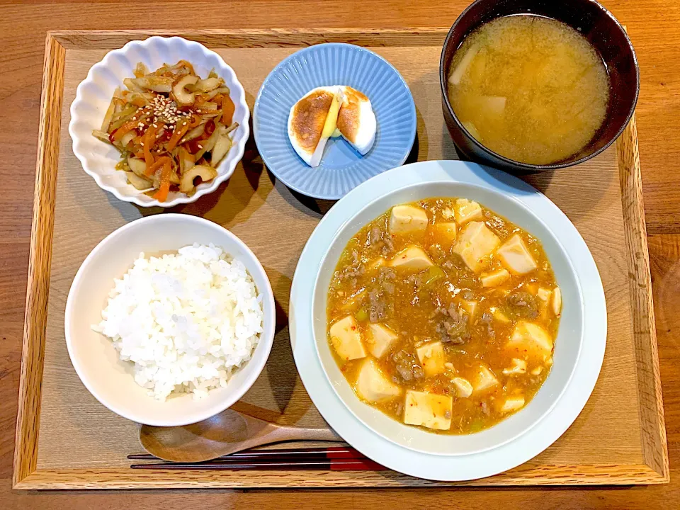 今日の夜ご飯(麻婆豆腐、きんぴらごぼう、チーズはんぺん、根菜味噌汁)                       茶色いご飯(笑)|cocomikaさん