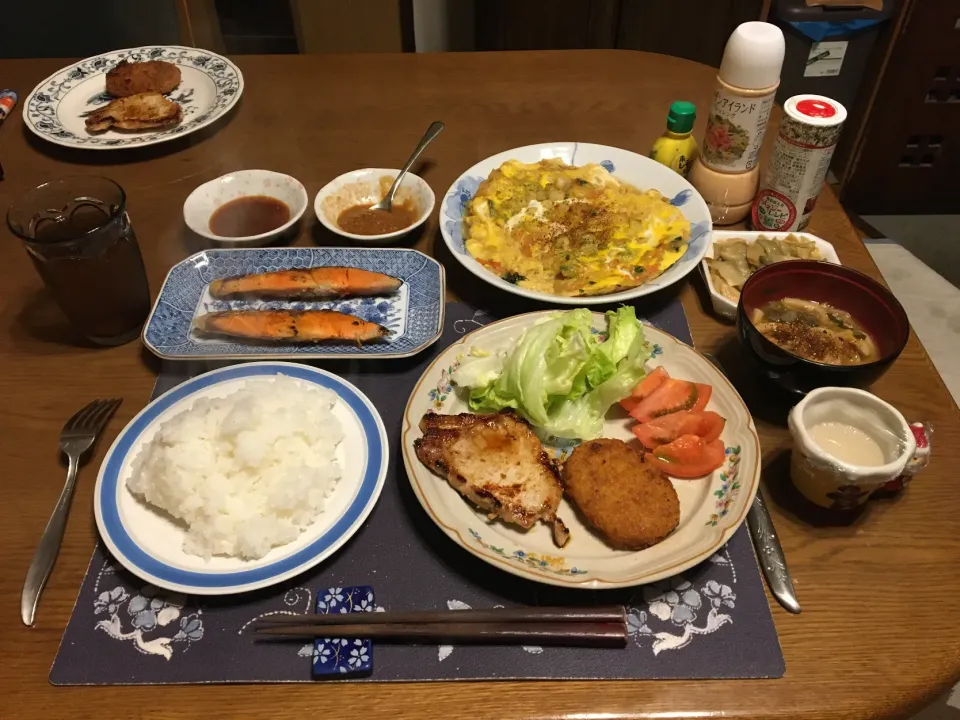 ご飯、ポークソテー、揚げ焼きコロッケ、かき揚げの卵とじ、焼き鮭、サラダ、ザーサイ、六条麦茶、森永マミーの寒天(夕飯)|enarinさん