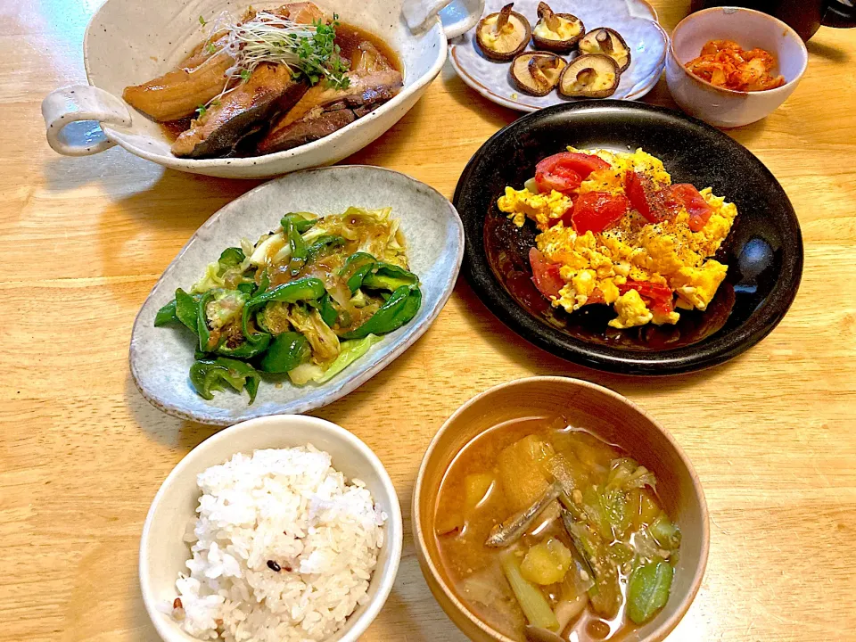 カレイの煮付け♡グリル焼きマヨ椎茸♡キムチ♡ピーマンとキャベツの甘辛味噌炒め♡トマトの卵とじ♡お味噌汁と五分づき米ご飯|さくたえさん