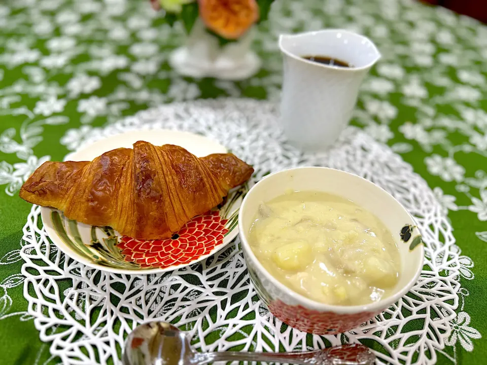 前夜の残りのホワイトシチューに🥐な朝ごはん|Seikoさん