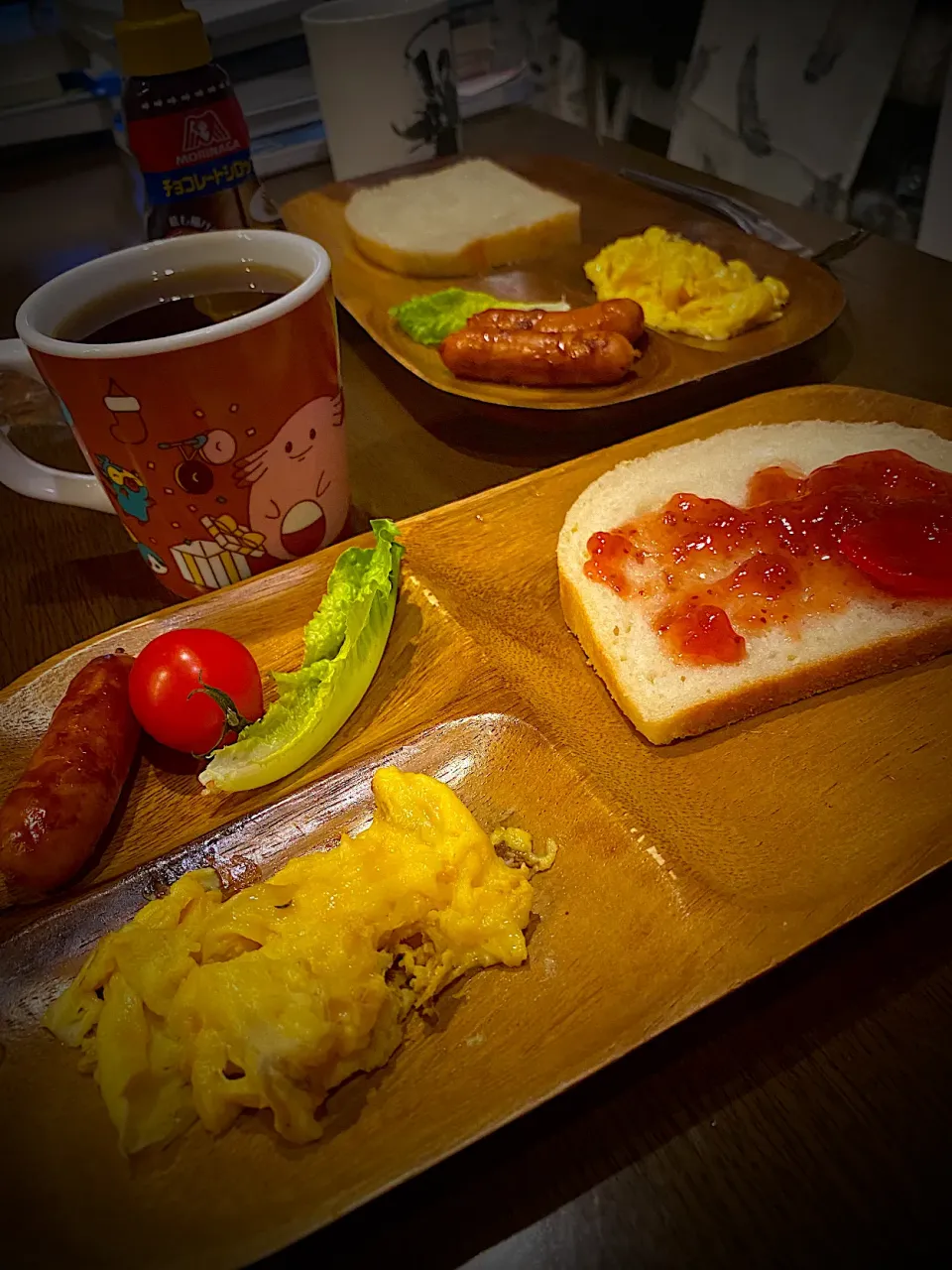 Snapdishの料理写真:焼きソーセージ　スクランブルエッグ　山型食パン　苺ジャム　コーヒー|ch＊K*∀o(^^*)♪さん