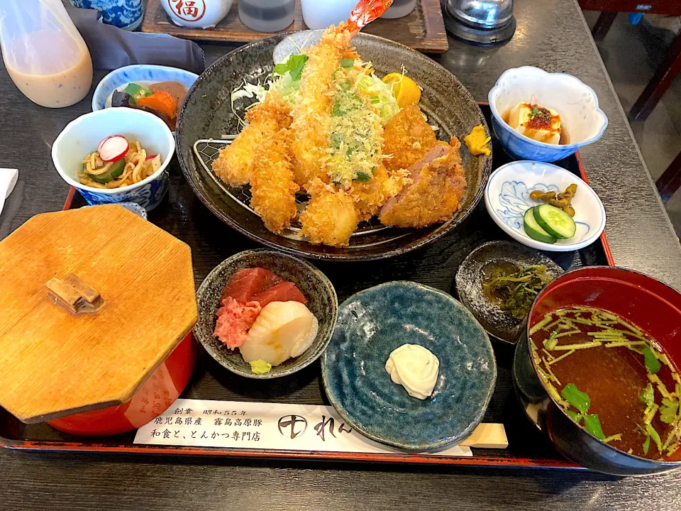 高尾駅近くの煉瓦屋さんのミックスフライ定食です。白身魚、帆立、エビ、🦐、牡蠣、一口カツ。小鉢がいっぱい。隠れてますがいくらの醤油漬けも、デザートに一口ケーキもつきます。|ナタママさん