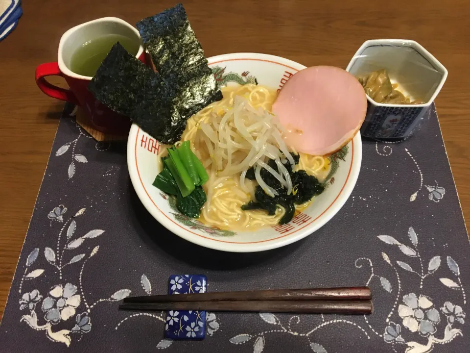 とんこつラーメン、ザーサイ、熱い日本茶(昼飯)|enarinさん