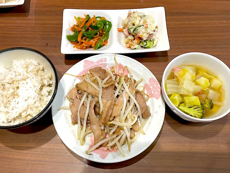 もやしと豚肉の甘辛炒め　野菜とベーコンのスープ　フライドオニオンとカリカリベーコンのポテトサラダ　人参とピーマンのナムル|おさむん17さん