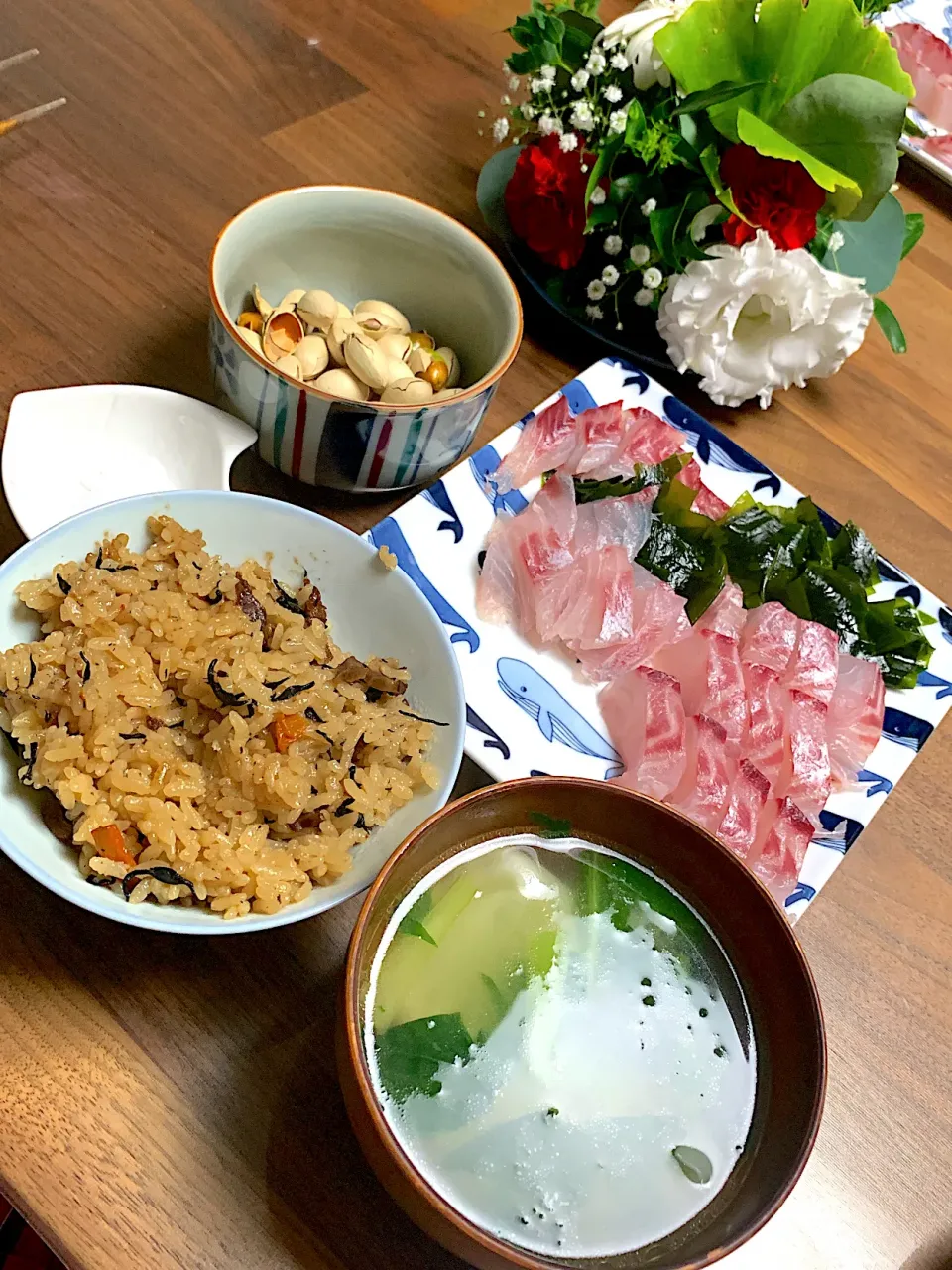 炊き込みご飯とイサキ刺身とワンタンスープと銀杏|あゆみさん