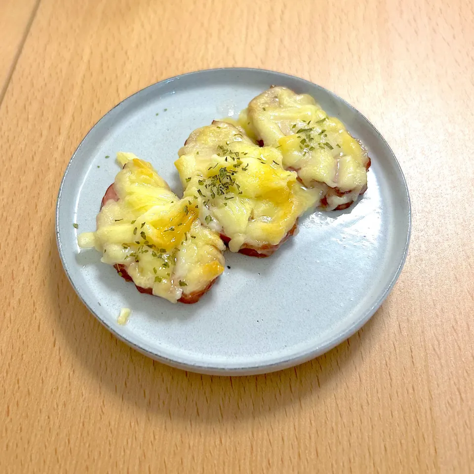 Snapdishの料理写真:合鴨パストラミにチーズをのせて焼いたら、めっちゃ美味しかった！|natsuさん