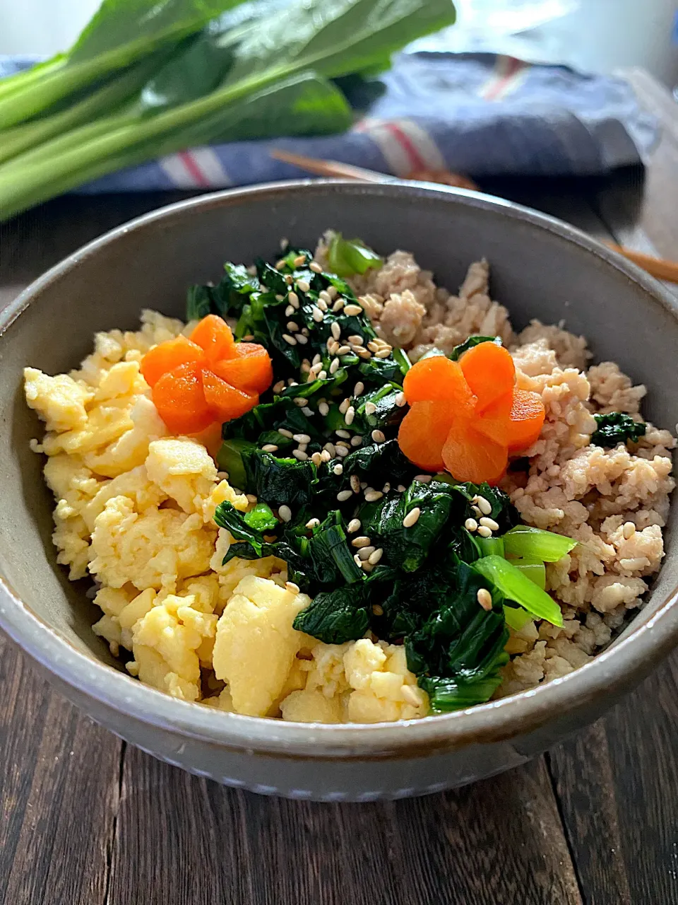 レンジで完結♪三色鶏そぼろ丼|ちぐあささん