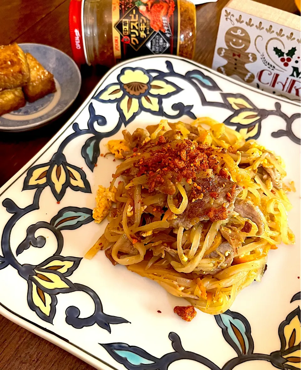 Snapdishの料理写真:晩ごはん♯パッタイ♯タイ風焼きそば♯中華クリスピーチキン♯ユウキ食品|小松菜さん