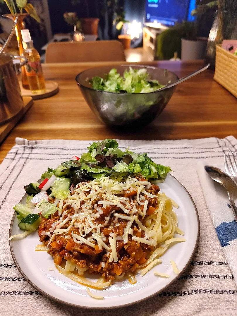 Snapdishの料理写真:Pasta Bolognese with salad|Vera Andrianova Forwerkさん