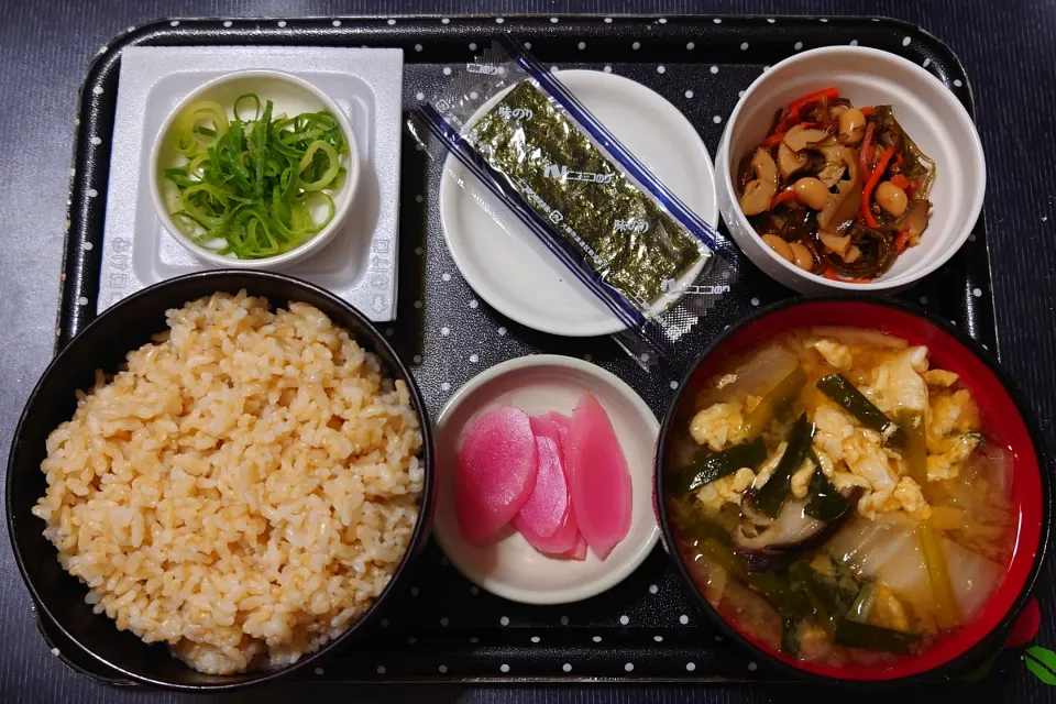 今日の朝ごはん（発芽米に切り昆布煮、味付のり、納豆、野菜と玉子のみそ汁、漬物（岩下の新生姜））|Mars＠釜飯作り研究中さん