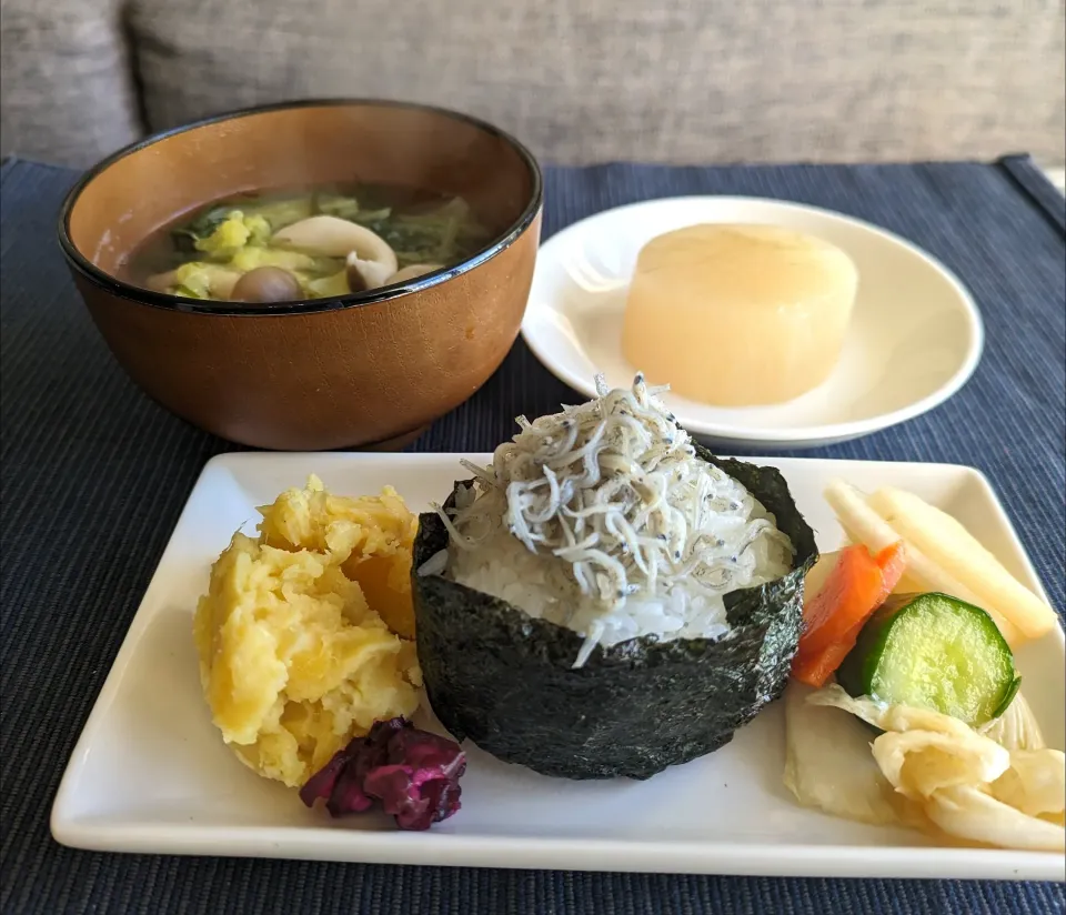 Snapdishの料理写真:ヘルシー朝ごはん🍙|しあるさん