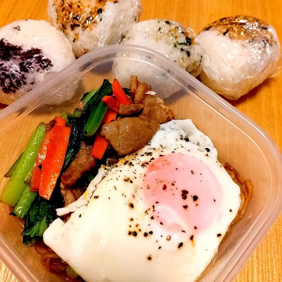 手抜き弁当〜焼きそば〜🍙🍙🍙🍙
定番化してきてしまった焼きそば弁当／息子は喜ぶ焼きそば弁当／あるだけ良しとしよう|チョコさん