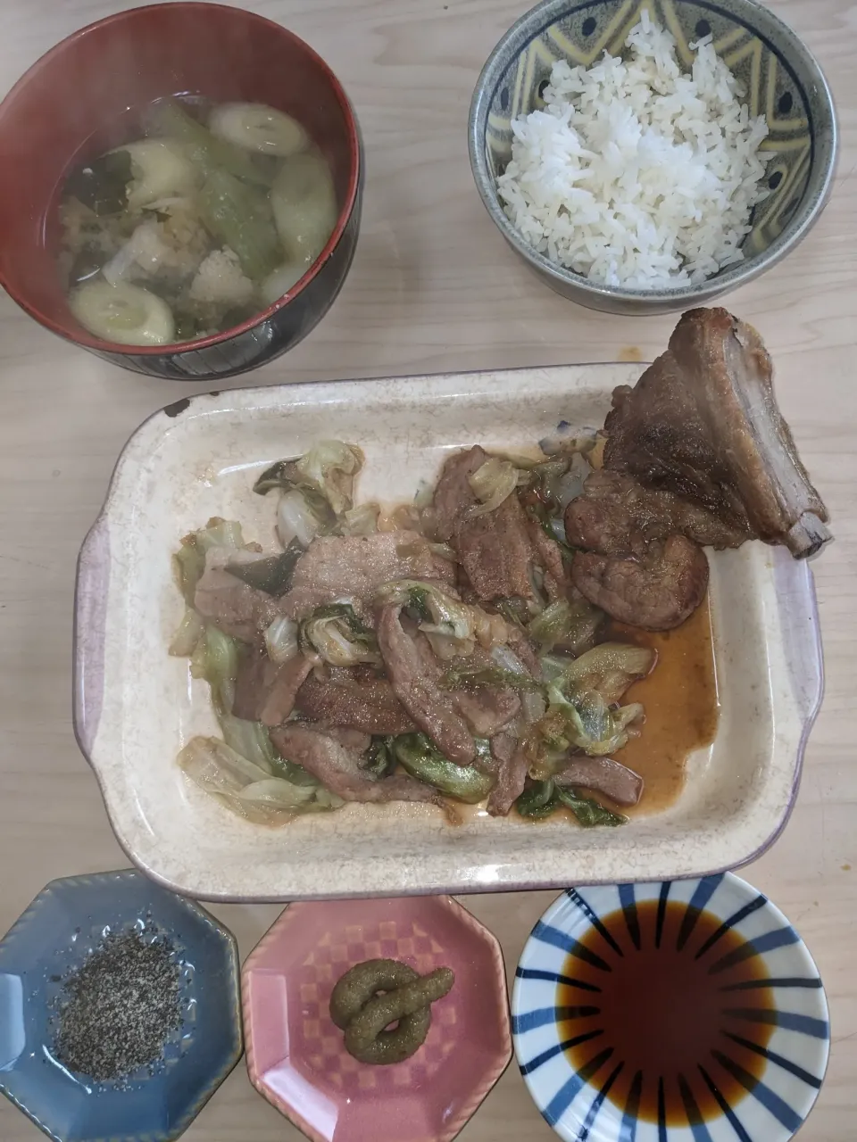 Snapdishの料理写真:2023/11/16の食事メニューは焼き肉定食
・スペアリブ&豚バラの塩ダレ焼き肉
・ワカメ&茸、長葱味噌汁|Tarou  Masayukiさん